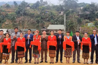 Các đại biểu cắt băng khánh thành cầu. 