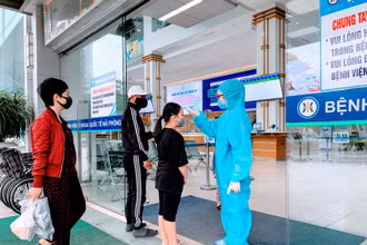 Mọi người đến các cơ sở y tế đều phải đeo khẩu trang và thực hiện các biện pháp phòng, chống dịch Covid-19.
