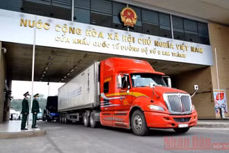 Chuyến hàng “xông đất” năm mới ở Cửa khẩu Kim Thành Lào Cai lúc 7 giờ sáng ngày 1-1-2021.