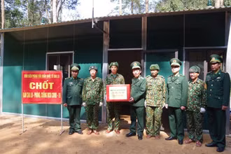 Trung tướng Đỗ Danh Vượng tặng quà cán bộ, chiến sĩ làm nhiệm vụ tại chốt phòng, chống dịch Covid-19 của Đồn Biên phòng cửa khẩu Quốc tế Cha Lo. (Ảnh: VIẾT LAM)