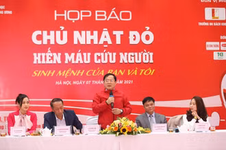Tổng Biên tập Báo Tiền phong Lê Xuân Sơn thông báo một số điểm mới của chương trình “Chủ nhật đỏ” năm 2021.