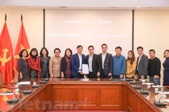 Đại diện báo điện tử VietnamPlus, Trung tâm kỹ thuật Thông tấn (thuộc TTXVN) và đại diện công ty Insider tại lễ ký kết thỏa thuận hợp tác. Ảnh: Lê Minh Sơn