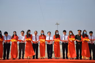 Đồng chí Trương Hòa Bình và lãnh đạo các bộ, ngành, địa phương cắt băng khánh thành.