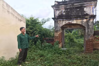 Cửa Đông môn xuống cấp trầm trọng. Vòng thành, các mặt đông - nam- bắc bị sập.