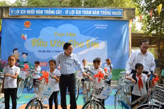 Bộ trưởng Phùng Xuân Nhạ trao các phần quà ý nghĩa cho học sinh Trà Vinh