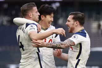 Son Heung-Min (giữa) và Alderweireld (trái) cùng ghi bàn cho Tottenham.