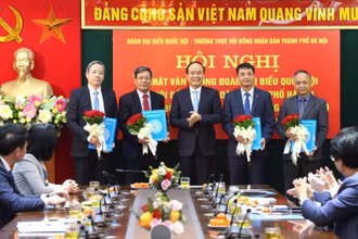 Chủ tịch HĐND thành phố Hà Nội trao các quyết định bổ nhiệm lãnh đạo Văn phòng Đoàn đại biểu Quốc hội và HĐND thành phố. 