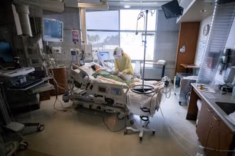Một bệnh nhân Covid-19 tại Bệnh viện Sharp Grossmont ở La Mesa, California, trong tháng này. Một số bệnh nhân tạo ra kháng thể tương tự như kháng thể được tạo ra trong các bệnh quen thuộc như lupus ban đỏ. (Ảnh: EPA)