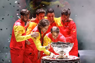 Nadal cùng các thành viên ĐT Tây Ban Nha đăng quang David Cup 2019. (Ảnh: ATP)