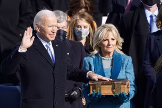Ông Biden tuyên thệ nhậm chức Tổng thống thứ 46 của Hợp chúng quốc Hoa Kỳ. (Ảnh: Reuters)