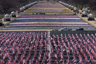 Quốc kỳ Mỹ đặt tại khu vực National Mall trước lễ nhậm chức của ông Biden và bà Harris. (Ảnh: AP)