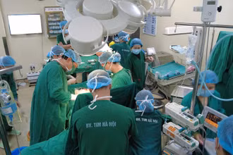 Các bác sĩ hai bệnh viện mổ đẻ cho sản phụ.