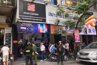 Lực lượng chức năng khám xét một cửa hàng của Công ty Nhật Cường tại phố Lý Quốc Sư (Hà Nội).