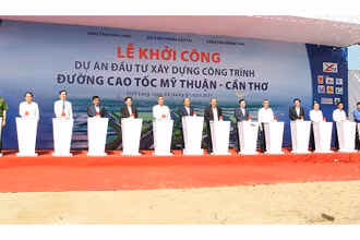 Thủ tướng Nguyễn Xuân Phúc cùng lãnh đạo Đảng, Nhà nước và các bộ, ngành Trung ương phát lệnh khởi công cao tốc Mỹ Thuận - Cần Thơ. 