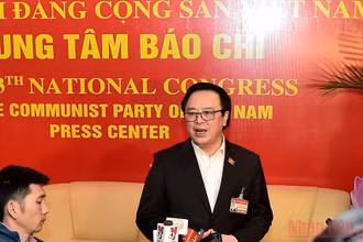Đồng chí Hoàng Bình Quân, Trưởng Ban Đối ngoại T.Ư trả lời phỏng vấn báo chí bên lề Đại hội Đảng lần thứ XIII chiều 27-1. Ảnh: DUY LINH.