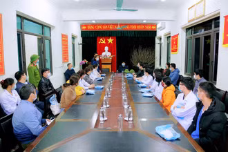 60 nhân viên y tế đến từ Bệnh viện Việt Nam-Thụy Điển và Trường Cao đẳng Y tế Quảng Ninh đã có mặt tại Đông Triều từ 0 giờ ngày 29-1.
