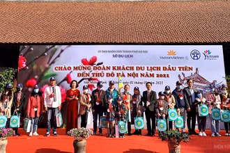 Hà Nội đón những vị du khách đầu tiên của năm 2021. Ảnh: Nguyễn Chí Dũng