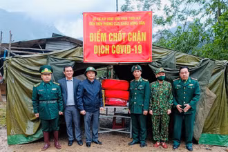 Lực lượng đang làm nhiệm vụ trên các đường mòn lối mở dọc tuyến biên giới.