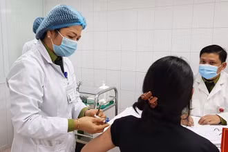 Việt Nam tiêm mũi 2 vaccine phòng Covid-19 cho 17 tình nguyện viên