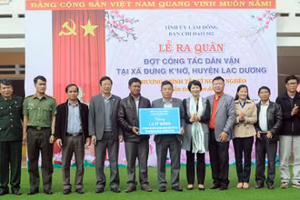 Ban chỉ đạo 502 tỉnh Lâm Đồng trao tặng kinh phí để xây dựng một số công trình tại xã Đưng K’Nớ.