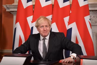 Thủ tướng Anh Johnson sau khi ký thỏa thuận thương mại Brexit với EU tại London, ngày 30-12-2020. (Ảnh: Reuters)