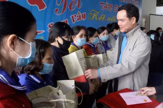 Chủ tịch Tổng LĐLĐ Việt Nam Nguyễn Đình Khang trao quà đoàn viên, NLĐ tại chương trình "Tết sum vầy 2021" cho CNLĐ tỉnh Bình Định.