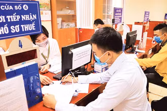 Người dân nộp thuế tại Chi cục Thuế quận Ba Đình (Cục Thuế Hà Nội). 