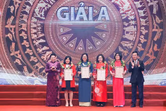 Chủ tịch QH Nguyễn Thị Kim Ngân và Trưởng ban Tuyên giáo T.Ư Võ Văn Thưởng trao giải A cho các tác giả, nhóm tác giả.