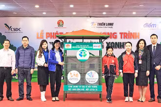 Ban Tổ chức trao "Công trình măng non" hỗ trợ thu gom rác thải tặng Trường tiểu học Dịch Vọng A (Hà Nội).