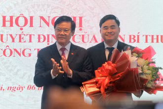 Đồng chí Hà Ban tặng hoa chúc mừng tân Giám đốc - Tổng Biên tập NXB Chính trị quốc gia Sự thật Phạm Minh Tuấn (bên phải). Ảnh: Viết Thanh