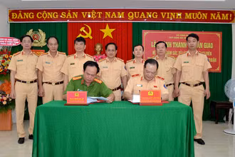 Thiếu tướng Lê Xuân Đức (người ngồi, bên phải), Cục phó Cục CSGT, Bộ Công an ký biên bản bàn giao hệ thống camera giám sát trên Quốc lộ 1A, đoạn qua Bình Thuận cho Công an tỉnh Bình Thuận.