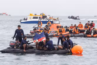 Các đội thợ lặn tìm kiếm máy bay gặp nạn ở vùng biển ngoài khơi Jakarta. (Ảnh: Getty Images)