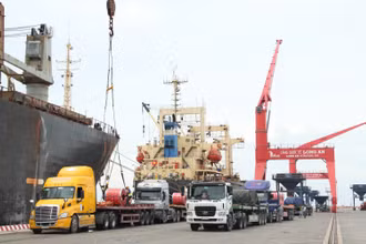 Hàng nhập khẩu không nhiều và không chứa trong container là một trong những nguyên nhân dẫn đến thiếu hụt container chứa hàng nông sản xuất khẩu. 