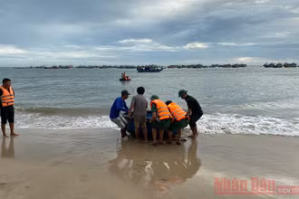 Lực lượng tìm kiếm đã tìm thấy và đưa thi thể nạn nhân thứ hai vào bờ.