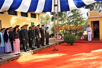 Các đại biểu mặc niệm tưởng nhớ các chiến sĩ cách mạng từng bị bắt, tù đày, hy sinh tại Di tích lịch sử quốc gia đặc biệt Nhà đày Buôn Ma Thuột.
