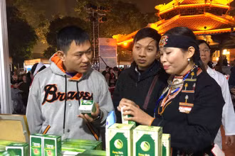 Du khách tham quan, tìm hiểu các sản vật của tỉnh Hòa Bình.