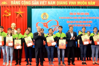 Đồng chí Trần Quốc Vượng trao quà Tết cho công nhân lao động Nhà máy May Tân Đệ 6.