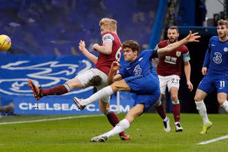 M. Alonso (số 3, áo xanh) ghi bàn đẹp mắt cho Chelsea.