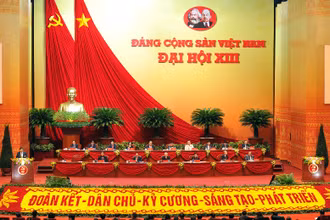 Sau khi đặt hoa, vào Lăng viếng Chủ tịch Hồ Chí Minh và dâng hương tại Đài tưởng niệm các anh hùng, liệt sĩ, các đại biểu dự Đại hội đại biểu toàn quốc lần thứ XIII của Đảng (Đại hội XIII) họp phiên trù bị.
