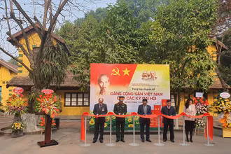 Cắt băng khai mạc triển lãm.