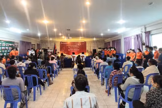 Ngân hàng Sacombank Cambodia tặng quà Tết cho bà con, sáng 22-1.