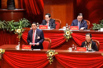 Đồng chí Phạm Minh Chính, Ủy viên Bộ Chính trị, Bí thư Trung ương Đảng, Trưởng Ban Tổ chức Trung ương thay mặt Đoàn Chủ tịch điều hành phiên tham luận.