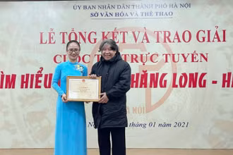 Ban Tổ chức trao giải Nhất tập thể cho đại diện UBND huyện Đông Anh.