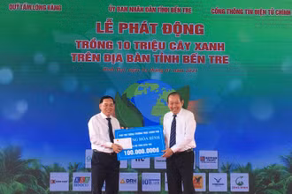 Phó Thủ tướng Thường Trương Hòa Bình ủng hộ tỉnh Bến Tre 100 triệu đồng trồng cây xanh.
