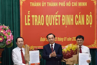 Đồng chí Nguyễn Văn Nên, Bí thư T.Ư Đảng, Bí thư Thành ủy TP Hồ Chí Minh trao quyết định cán bộ cho hai đồng chí Nguyễn Văn Hiếu (bìa trái) và đồng chí Nguyễn Mạnh Cường.