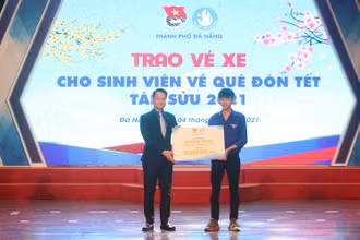 Trao vé xe Tết cho sinh viên.