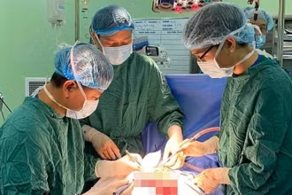 Các bác sĩ phẫu thuật cho bệnh nhi.