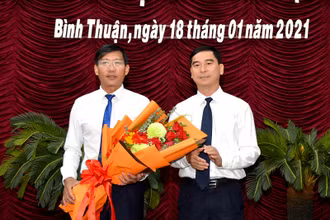 Bí thư Tỉnh ủy Bình Thuận Dương Văn An tặng hoa chúc mừng ông Lê Tuấn Phong (người cầm hoa) được bầu giữ chức vụ Chủ tịch UBND tỉnh Bình Thuận nhiệm kỳ 2016 – 2021.