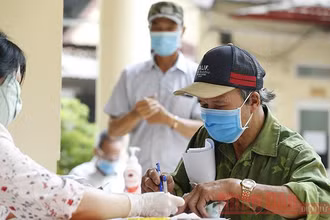 Chi trả tiền hỗ trợ Covid-19 cho người dân ở Hà Nội (Ảnh: Duy Linh).