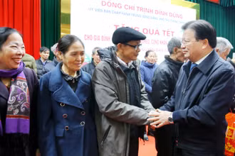 Phó Thủ tướng tặng quà thăm hỏi động viên các hộ nghèo, gia đình chính sách trên địa bàn thành phố Việt Trì.